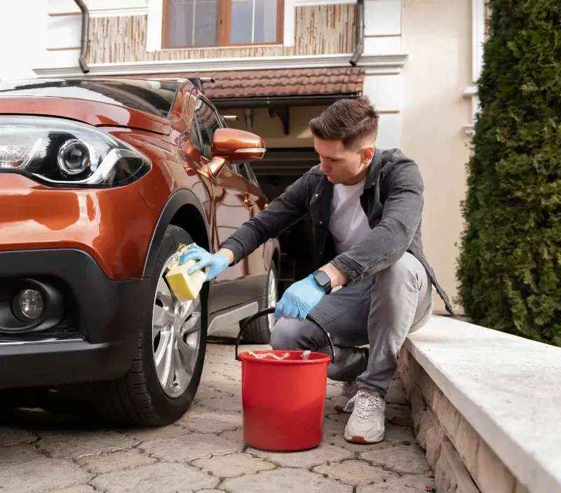 Lavage auto à domicile Chasseneuil : professionnel intervenant sur un véhicule